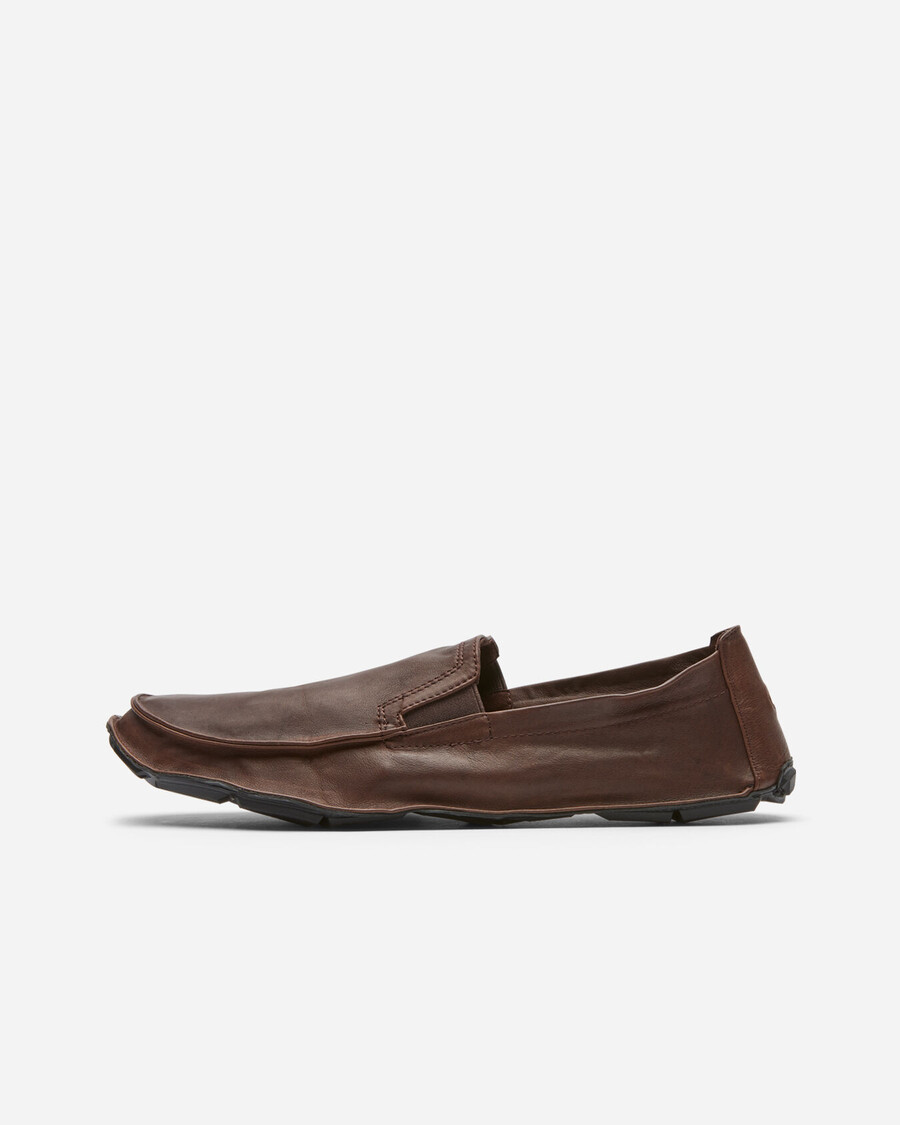 um quarto de couro masculino marrompreto