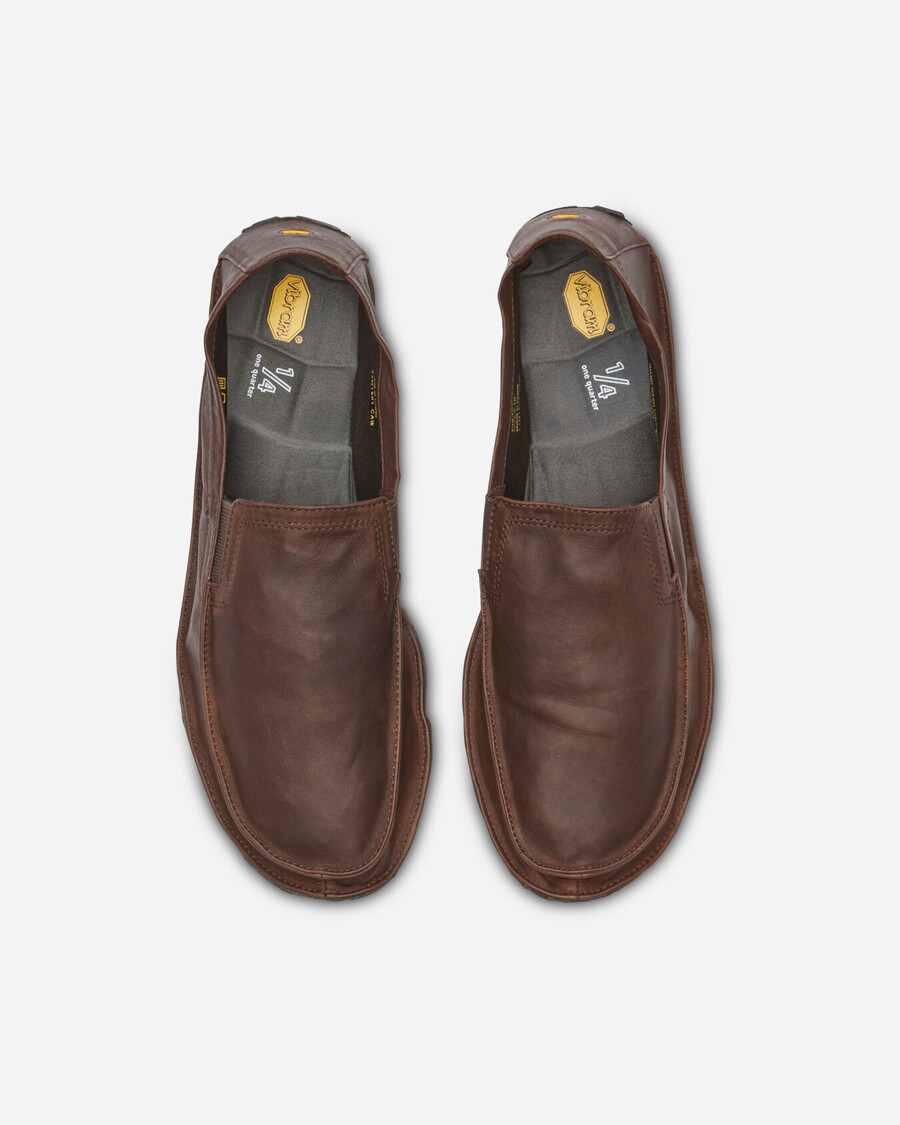 um quarto de couro masculino marrompreto