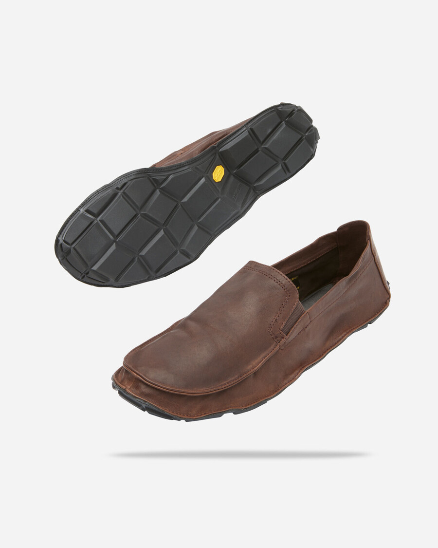 um quarto de couro masculino marrompreto
